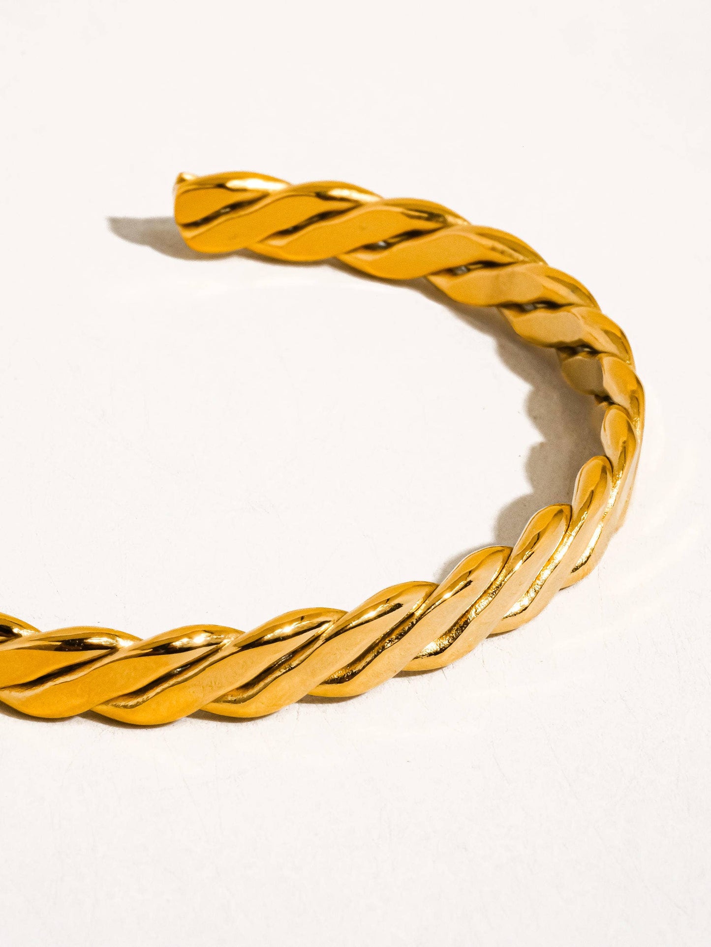 Bénir 18K Gold Non-Tarnish Braided Thin Bangle